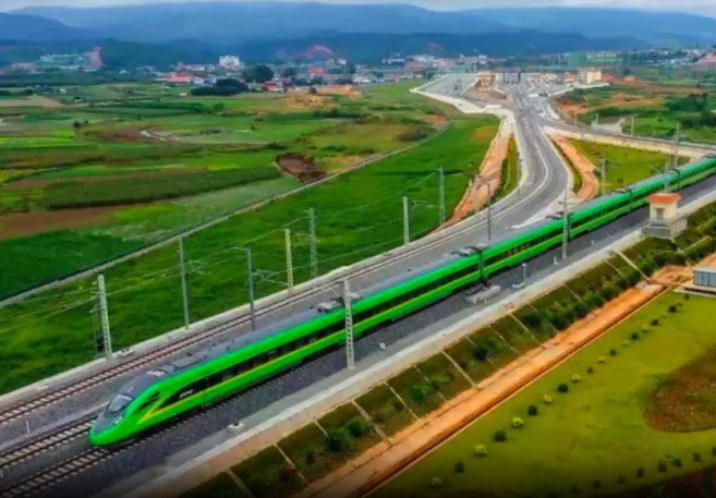 The ACC Takes You to Experience China-Laos Railway